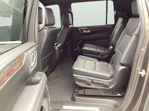 Used 2021 Chevrolet Suburban LT w/ Luxury Package image 19