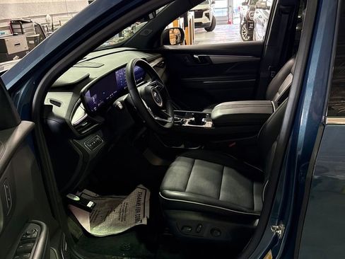 Used 2025 Buick Enclave Preferred image 3