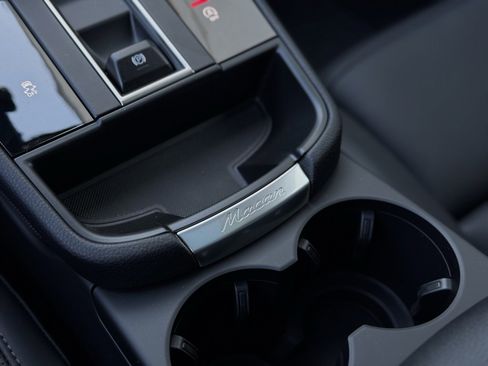 Used 2025 Porsche Macan image 36