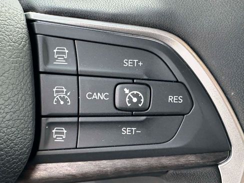Used 2024 Jeep Grand Cherokee Limited w/ Black Appearance Package AWD/4WD image 22