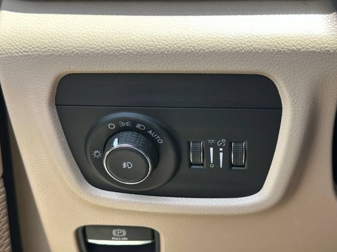 Used 2023 Jeep Grand Cherokee Limited w/ Luxury Tech Group II AWD/4WD image 35