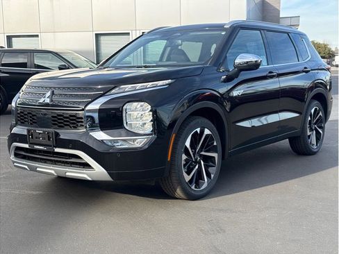 Used 2025 Mitsubishi Outlander 4WD Plug-In Hybrid image 2