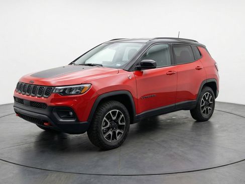 Used 2025 Jeep Compass Trailhawk image 3