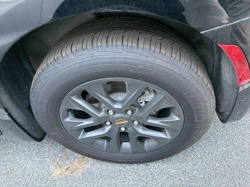 Used 2024 Chrysler Pacifica Limited w/ Uconnect Theater Family Group FWD image 7
