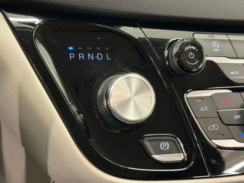 Used 2023 Chrysler Voyager LX image 14