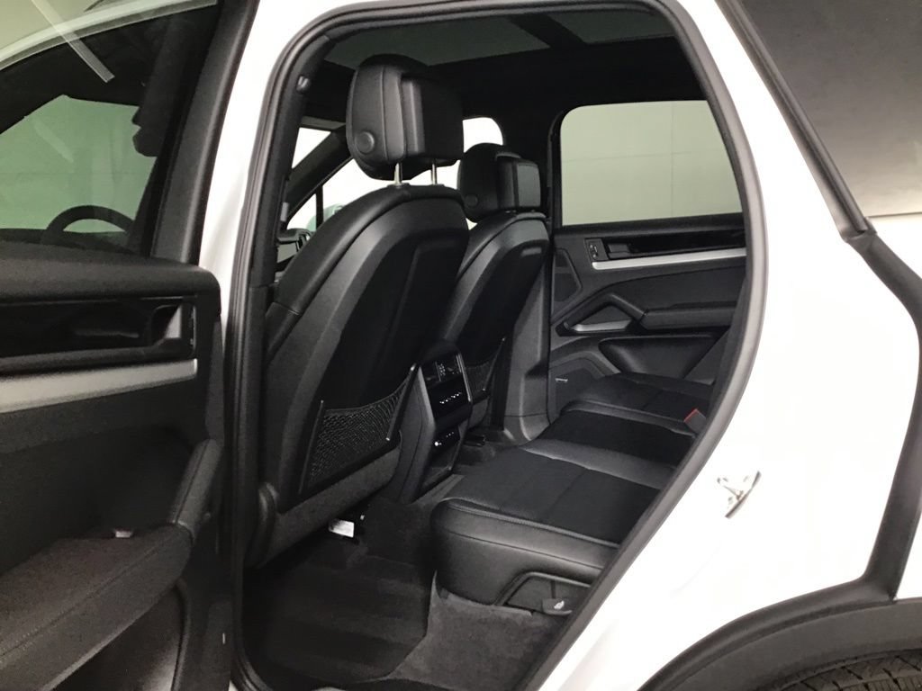 Certified 2024 Porsche Cayenne AWD/4WD image 29