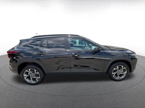 Used 2025 Chevrolet Trax LT FWD image 16