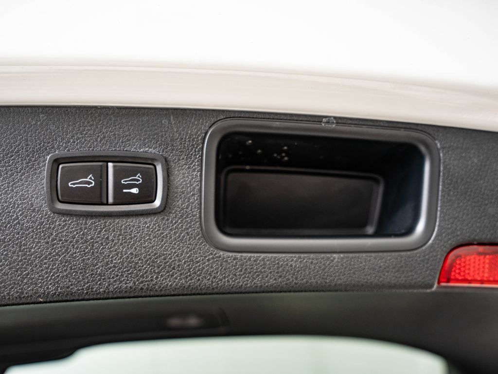 Certified 2026 Porsche Macan AWD/4WD image 43