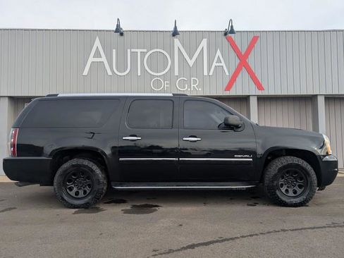 Used 2010 GMC Yukon XL Denali image 1