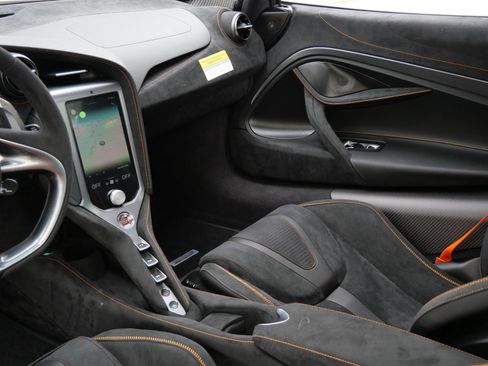 Used 2024 McLaren 750S RWD image 12