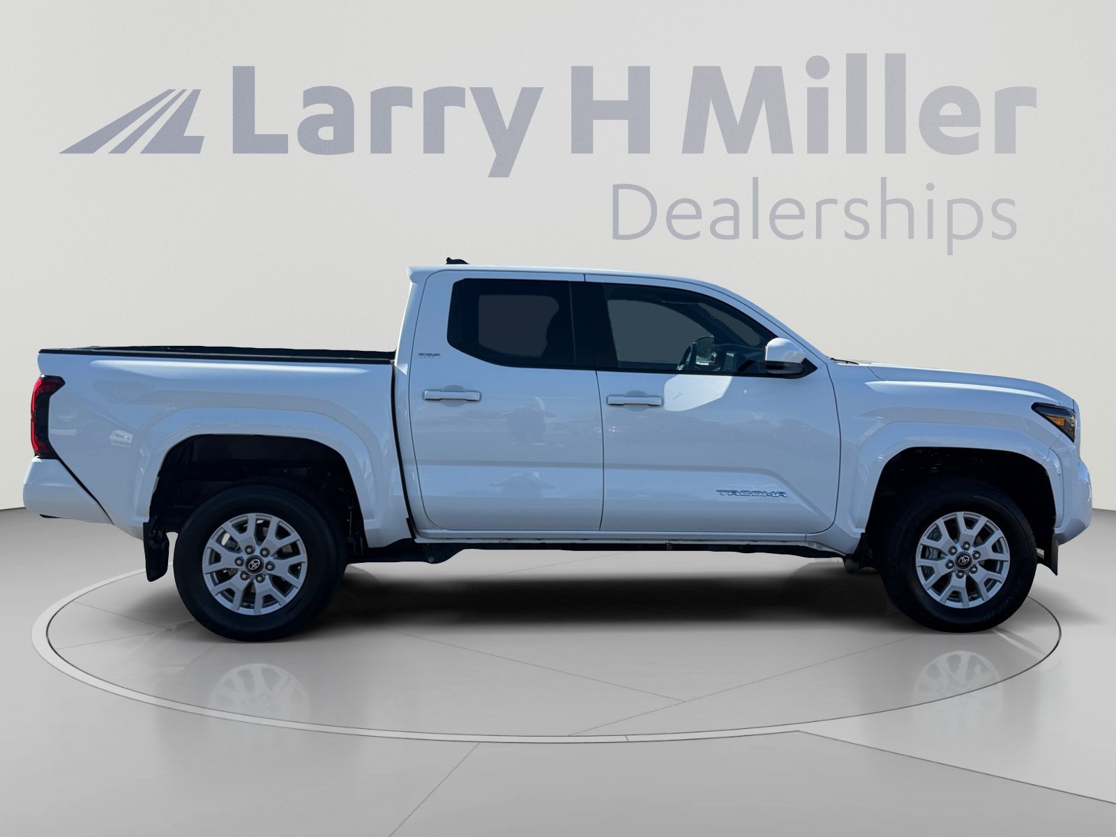 Used 2024 Toyota Tacoma SR5 AWD/4WD image 6