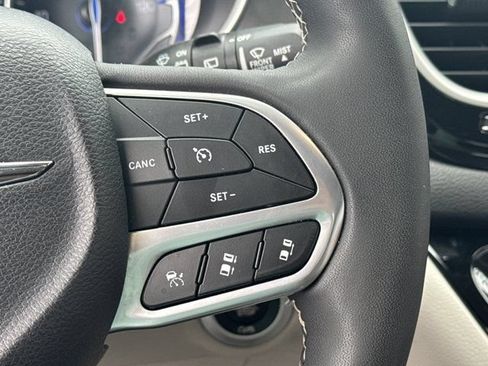 Used 2023 Chrysler Pacifica Touring-L FWD image 25