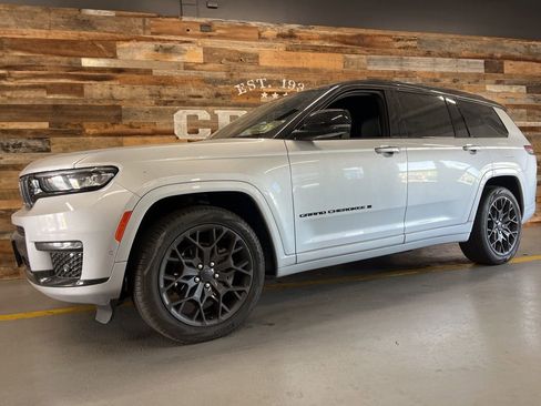 Used 2023 Jeep Grand Cherokee L Summit AWD/4WD image 11