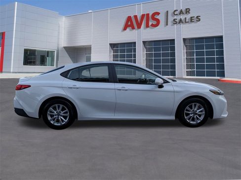 Used 2025 Toyota Camry LE image 5
