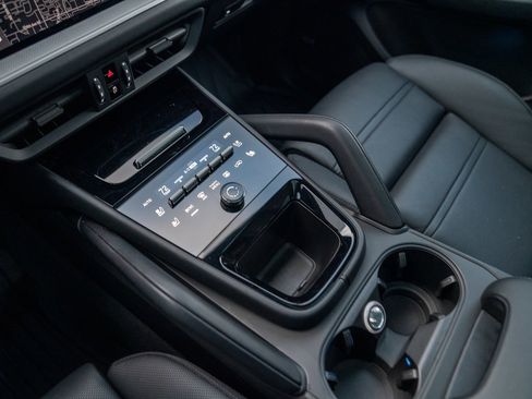 Used 2025 Porsche Cayenne image 22