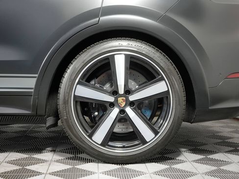 Certified 2024 Porsche Cayenne Turbo AWD/4WD image 17