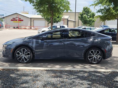 Used 2025 Toyota Prius XLE FWD image 2