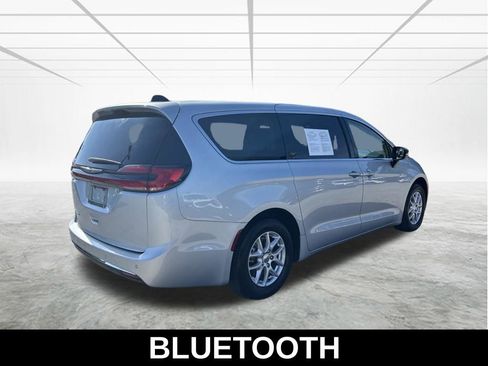 Used 2024 Chrysler Pacifica Touring-L FWD image 5