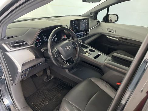 Used 2021 Toyota Sienna Limited image 26