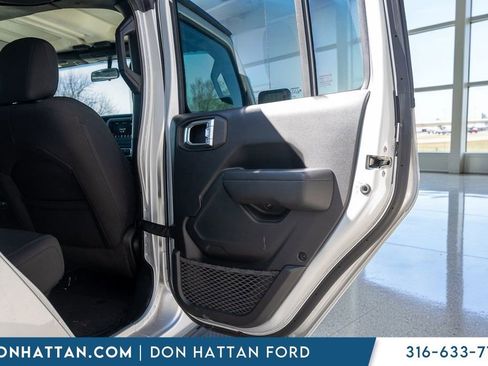 Used 2023 Jeep Gladiator Sport image 21