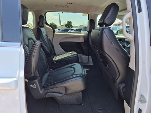 Used 2024 Chrysler Pacifica Touring-L FWD image 28