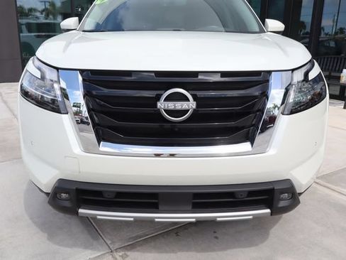 Used 2023 Nissan Pathfinder SL AWD/4WD image 19