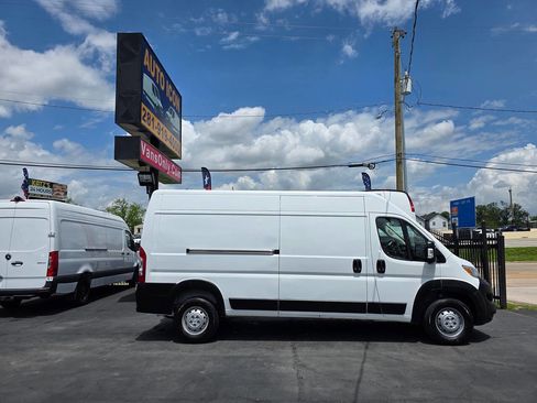 Used 2024 RAM ProMaster 2500 w/ Convenience Group image 3