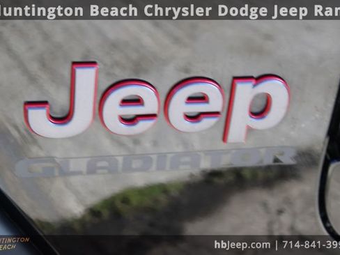 Used 2022 Jeep Gladiator Rubicon w/ Cold Weather Group image 8