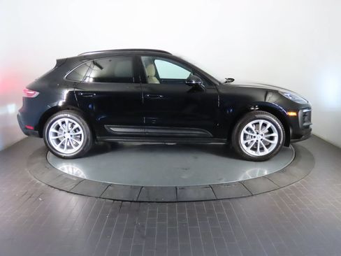 Certified 2026 Porsche Macan AWD/4WD image 8