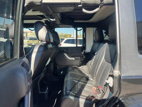 Used 2015 Jeep Wrangler Unlimited Rubicon w/ Connectivity Group image 17