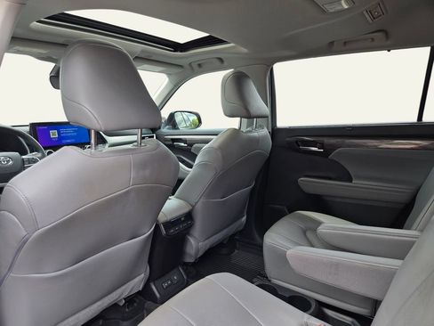 Used 2023 Toyota Highlander Limited FWD image 15
