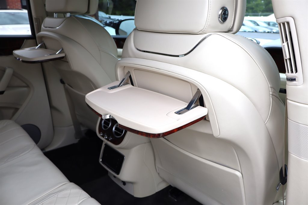 Used 2017 Bentley Bentayga AWD/4WD image 32