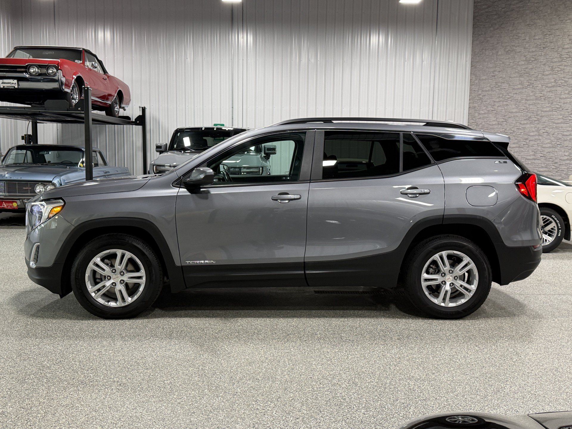 Certified 2021 GMC Terrain SLE w/ Driver Convenience Package FWD image 2