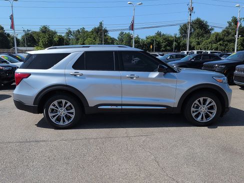 Used 2023 Ford Explorer Limited AWD/4WD image 2