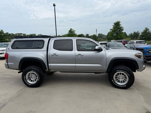 Used 2017 Toyota Tacoma TRD Sport AWD/4WD image 4