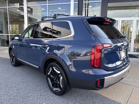 Used 2024 Kia Telluride S w/ S Sunroof Package FWD image 3