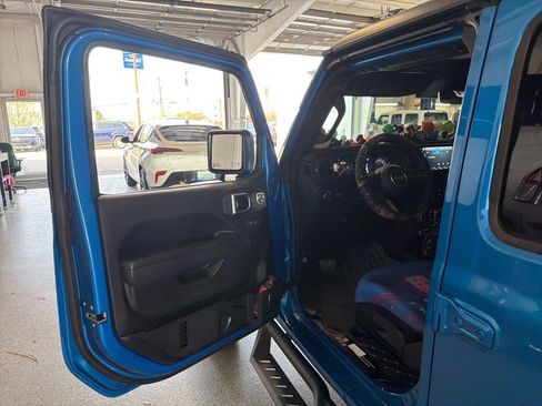 Used 2024 Jeep Wrangler Unlimited Rubicon w/ Capability Package image 5