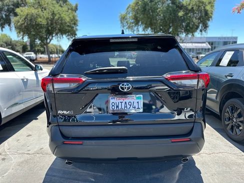 Used 2021 Toyota RAV4 LE FWD image 4