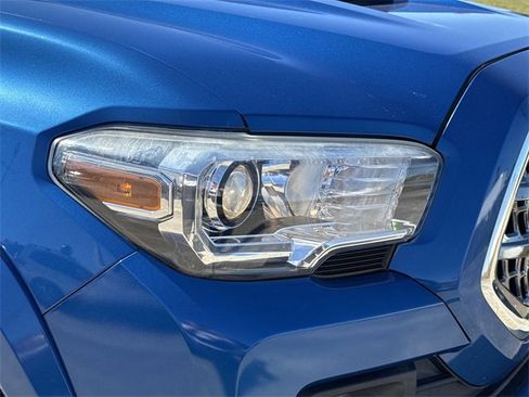 Used 2017 Toyota Tacoma TRD Sport image 7