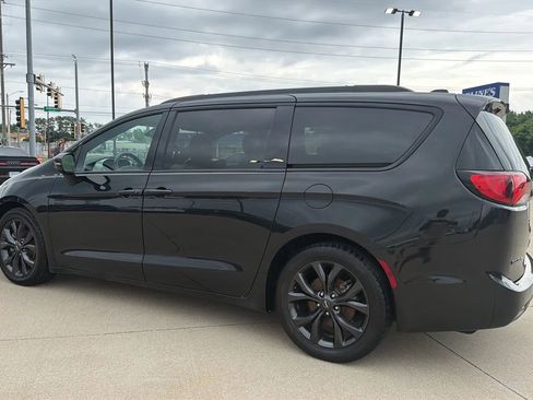 Used 2018 Chrysler Pacifica Limited w/ Advanced Safetytec Group FWD image 11