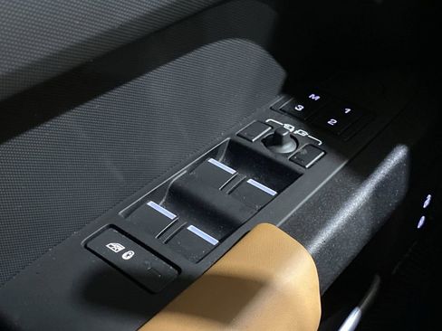 Used 2024 Land Rover Defender 110 V8 image 9