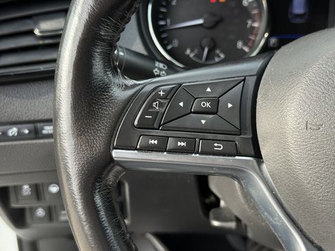 Used 2019 Nissan Rogue SV w/ Premium Package image 18