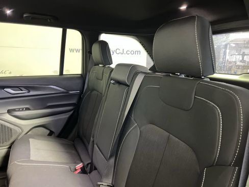 New 2025 Jeep Grand Cherokee Laredo image 30