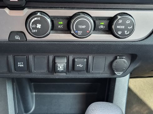 Used 2020 Toyota Tacoma SR5 RWD image 20