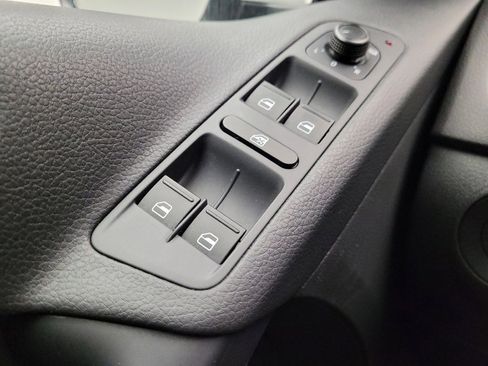 Used 2016 Volkswagen Tiguan S FWD image 27