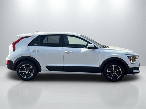 Certified 2025 Kia Niro LX image 8
