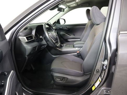 Used 2023 Toyota Highlander LE image 19