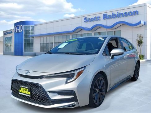 Used 2024 Toyota Corolla SE w/ SE Premium Package image 2