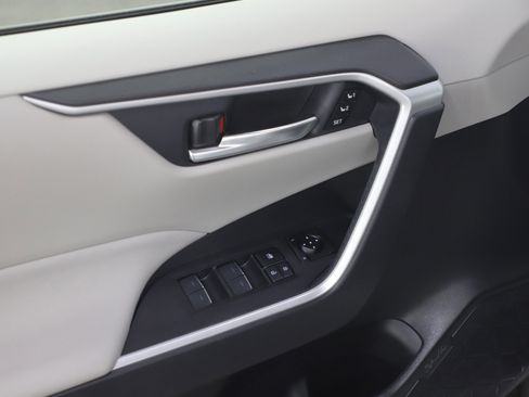 Used 2022 Toyota RAV4 XLE Premium image 22