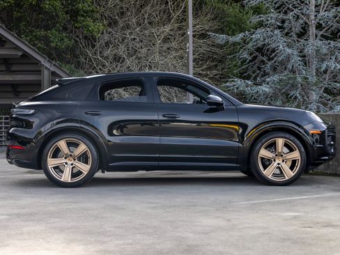 Certified 2025 Porsche Cayenne GTS image 12